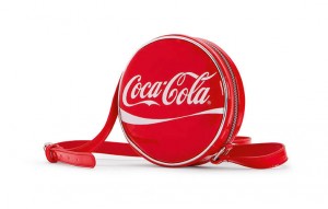 Glamourous capsule collection Carpisa in partnership con Coca Cola