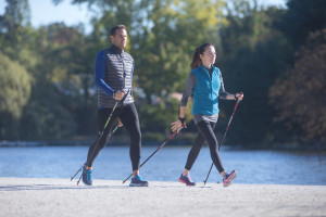 Nei negozi Decathlon Newfeel lancia i nuovi bastoncini e le performanti scarpe per il Nordic Walking