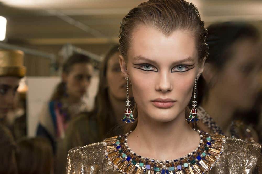 Chanel Fashion Show Métiers d'Art 2018-2019: immagini dal backstage - Le Shopping News Il Magazine per gli Appassionati di Moda e Tendenze