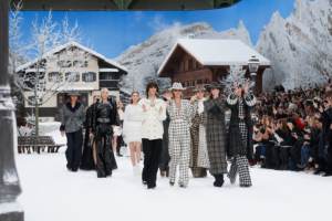 Nella Collezione Chanel per l'inverno 2020 capi romantici e di tendenza