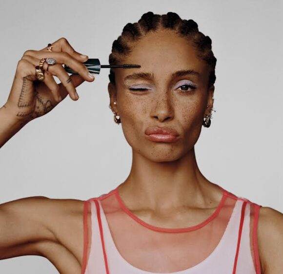 Rimmel London,  nuova campagna con Adwoa Aboah - Le Shopping News Il Magazine per gli Appassionati di Moda e Tendenze