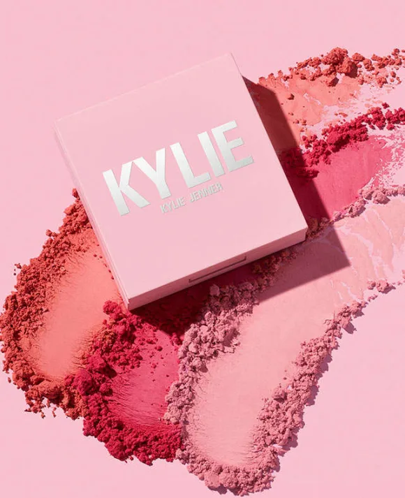 Under Blush: come applica il fard Kylie Jenner? - Le Shopping News Il Magazine per gli Appassionati di Moda e Tendenze