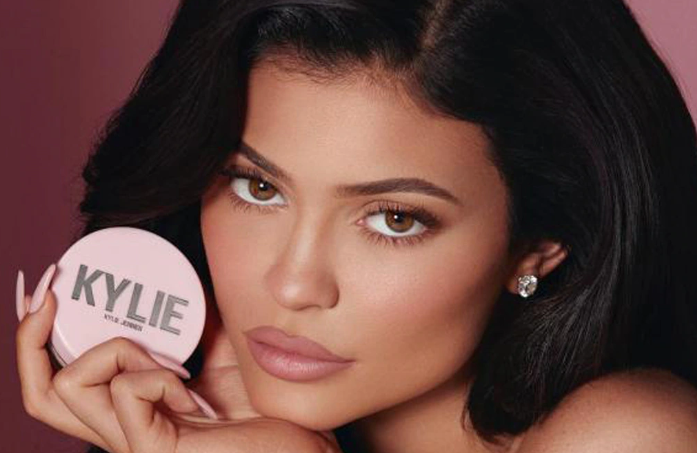 Under Blush: come applica il fard Kylie Jenner? - Le Shopping News Il Magazine per gli Appassionati di Moda e Tendenze