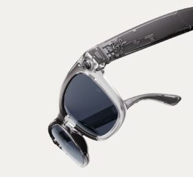 Scopri la collezione Natale 2024 di EssilorLuxottica: occhiali esclusivi, eleganti di tendenza, perfetti come regali per sorprendere chi ami