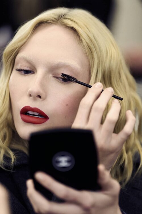 Chanel Haute Couture beauty look 2025 per un trucco raffinato e senza tempo - Le Shopping News Il Magazine per gli Appassionati di Moda e Tendenze