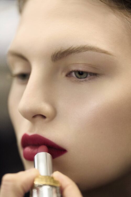 Chanel Haute Couture beauty look 2025 per un trucco raffinato e senza tempo - Le Shopping News Il Magazine per gli Appassionati di Moda e Tendenze