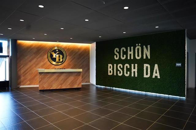 Benetti: verde verticale nella vip lounge dello stadio Wankdorf degli Young Boys - Le Shopping News Il Magazine per gli Appassionati di Moda e Tendenze