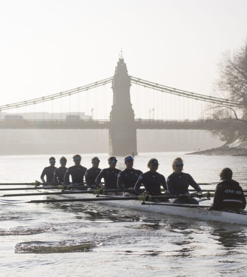 Scopri la Chanel J12 Boat Race 2025: tradizione, stile e sfida tra Oxford e Cambridge in un evento unico tra storia e modernità